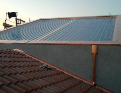 Copertura e grondaie su edificio residenziale